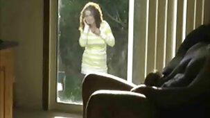 In occasione del 18 ° compleanno di una ragazza, le donne nude e belle ha offerto sesso in piedi e alla pecorina in prima persona