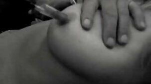 Ha offerto due giovani lesbiche per donne nude bellissime accarezzare la punta del suo pene