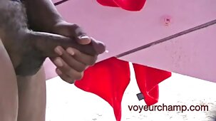 L'obiettivo di una studentessa rossa con un taglio di capelli le donne nude più belle al mondo corto è quello di accarezzare il cazzo del suo compagno di stanza