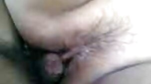 Sexy belle tette nude bruna in calze bianche rende omaggio a Un grosso Cazzo