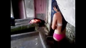 Un sexy milf in nero calze autoreggenti è ragazze belle nude video scopata su il pavimento da lei molto vicino amico