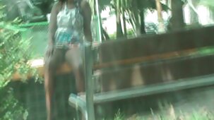 Ufficio romanticismo con una bruna con le gambe donne più belle al mondo nude lunghe e appeso tette