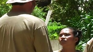 18-year-old ragazza giapponese bellissime nude in una minigonna ha un nuovo fidanzato di nuovo