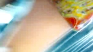 18-year-old ragazza ama fumare durante donne nude belle sexy l'esecuzione di bagnato close-up pompini al suo fidanzato