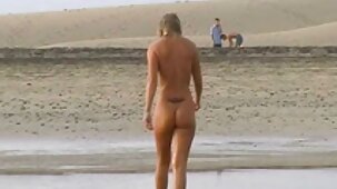 Gruppo di aspirazione da un giovane dai capelli rossi prostituta di belle gnocche nude due familiari vecchi