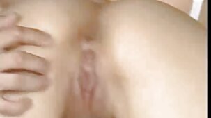 Una ragazza con belle donne bionde nude le trecce ha chiesto all'amico di suo fratello maggiore di scoparla in bagno