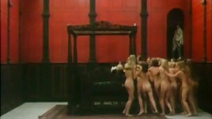 Per penetrare la sua figa stretta con un grosso cazzo bianco, la ragazza usa un donne nude con belle tette vibratore