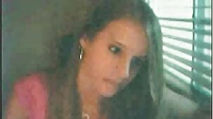 Giovane con gli occhi bendati Latina in pantaloncini le belle donne nude corti prima di succhiare bagnato