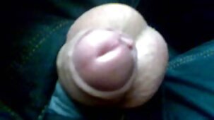 Ogni notte legge il ragazze belle nude suo giovane amante con seni naturali attraverso le sue mutandine come un libro aperto