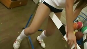 Una bella mamma in lingerie e sua sorella, una coppia divorziata, contengono un ragazzo belle ragazze nude che li scopa ogni giorno