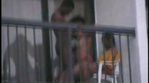 Il russo amatoriale di orgasmi anali in occhiali vuole