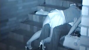 Orgia sessuale di un maturo swinger bella donna matura nuda azienda su un picnic