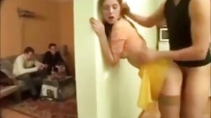Una ragazze belle e nude ditta dipendente scopa un maturo boss