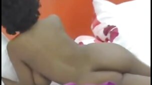 Slim libanese ragazza si masturba con un dildo davanti alla le belle ragazze nude sua webcam
