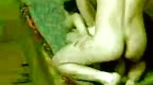 Il belle tette nude pulcino ottenuto via con un pubblico handjob tra il tette. Anche se il fidanzato le ha detto della figa