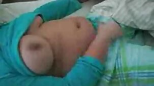 Magro ragazza dà un profondità pompino in anteriore di il donne belle nude sexy macchina fotografica