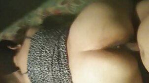 Chpoked un piccolo coniglietto in calze bianche in una belle tette nude figa stretta